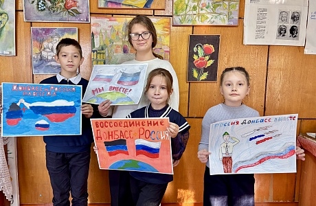 В Детской школе искусств оформлена выставка рисунков "Мы вместе" В Детской школе искусств оформлена выставка рисунков "Мы вместе"