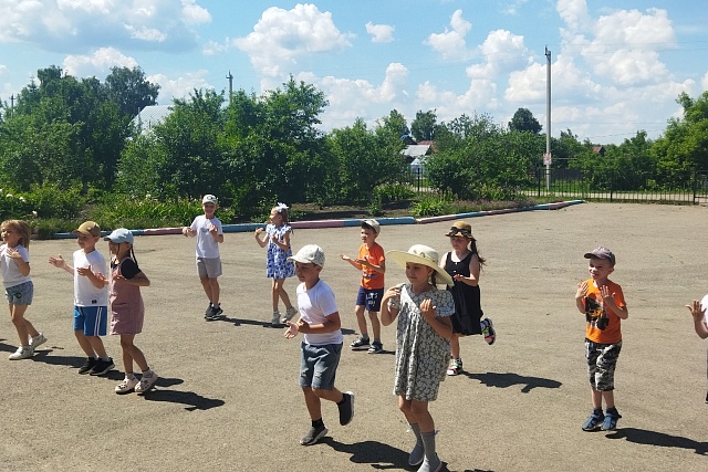 Единство поколений:патриотические  флешмобы в "Муравейнике" 
