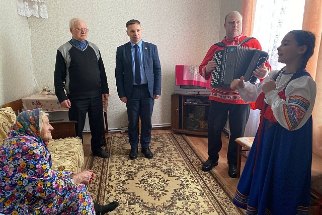 Глава Малосердобинского района Иван Алексеевич Кирюхин вручил труженикам тыла села Малая Сердоба юбилейные медали «80 лет Победы в Великой Отечественной войне 1941-1945 гг»