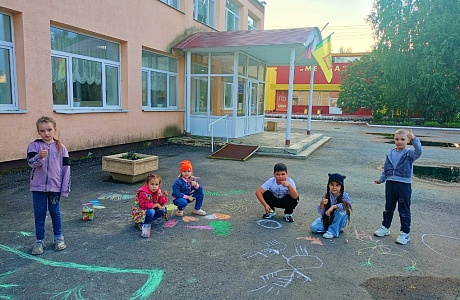На площади РДК Малосердобинского района прошëл асфальтный вернисаж под названием "Я в ладошках солнышко держу".