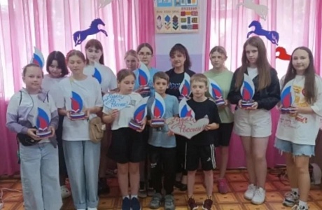 Путешествие к мастерству: учащиеся МБОУ СОШ с.Новое Дёмкино создали сувениры ко Дню России в Доме детского творчества