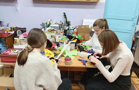 Девочки из объединения «Мир швейных фантазий» стали активными участниками акции «Игрушка на счастье!» Девочки из объединения «Мир швейных фантазий» стали активными участниками акции «Игрушка на счастье!»