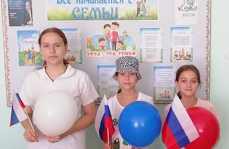 Исторический экскурс «Овеянный славой Российский флаг» проведён в библиотеке села Топлое Исторический экскурс «Овеянный славой Российский флаг» проведён в библиотеке села Топлое