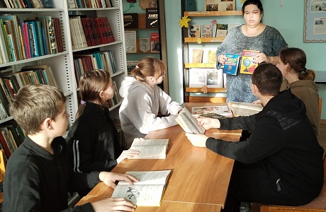Познавательный час «В них вся Вселенная живёт» проведён в Топловской библиотеке.