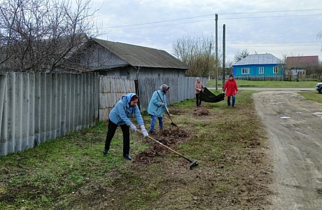 В рамках месячника по благоустройству сегодня  коллектив Дома детского творчества продолжил работу на прилегающей к зданию территории.