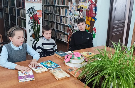 «У книжек дни рождения, конечно, тоже есть». «У книжек дни рождения, конечно, тоже есть».