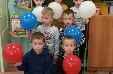  В средней группе детского сада «Солнышко» с. Малая Сердоба было проведено увлекательное мероприятие на тему «Мы живём в России». 