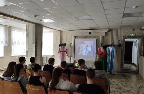 В РДК в рамках Года единства народов России для обладателей Пушкинской карты прошла познавательная программа «Национальные костюмы: символика и традиции».