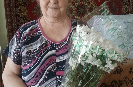 Социальный работник поздравил получателя социальных услуг с 75-летием Социальный работник поздравил получателя социальных услуг с 75-летием
