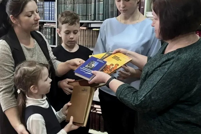 В преддверии Международного дня книгодарения учащиеся объединения «Сувенир» Дома детского творчества с. Малая Сердоба присоединились к Всероссийской акции «Дарите книги с любовью» В преддверии Международного дня книгодарения учащиеся объединения «Сувенир» Дома детского творчества с. Малая Сердоба присоединились к Всероссийской акции «Дарите книги с любовью»