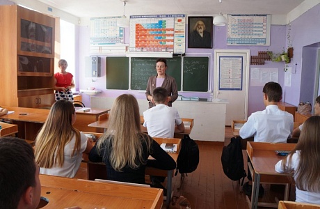 С учащимися старших классов  многопрофильного лицея с. Малая Седоба  встретилась врач-нарколог участковой больницы   