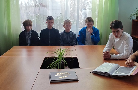 «Нет в России семьи такой, где б не памятен был свой герой»