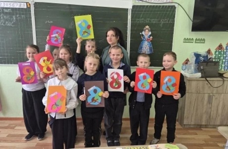 В 1 Б классе прошел мастер-класс по созданию открыток к 8 марта