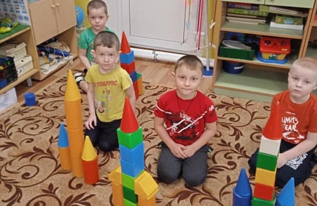 В средней группе детского сада «Солнышко» прошел увлекательный и познавательный тематический день, посвященный Дню космонавтики.