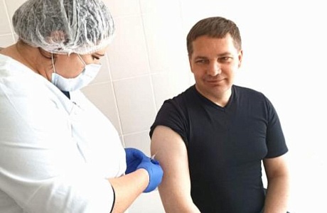 Глава Малосердобинского района Иван Алексеевич Кирюхин  сделал прививку от гриппа