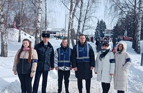 Народные дружинники и бойцы подразделения отряда содействия «Тигр» Малосердобинского района осуществляют охрану общественного порядка       