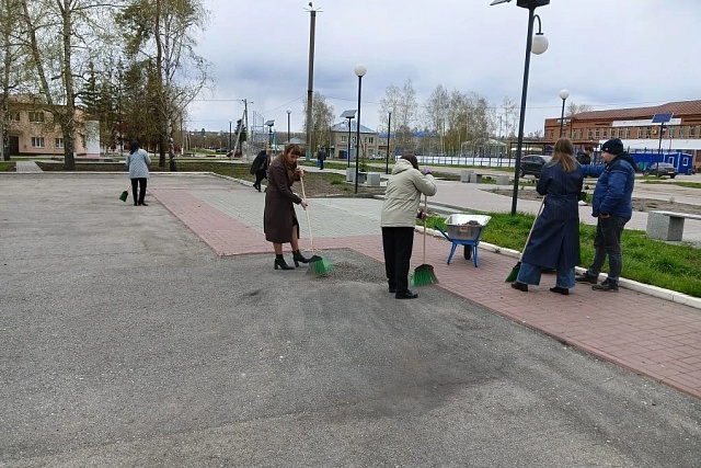 Сотрудники районной администрации провели уборку в парковой зоне, обновленной по программе «Формирование комфортной городской среды»