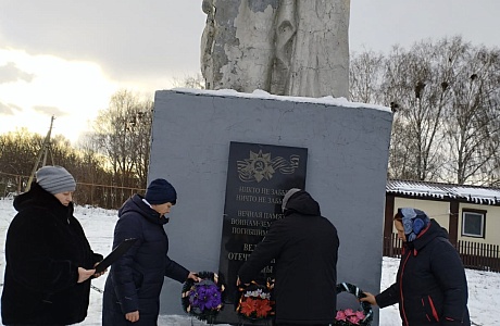 В с.Липовка состоялось мероприятие. Митинг памяти, возложение цветов к памятнику В.О.В. «У обелиска памяти». В с.Липовка состоялось мероприятие. Митинг памяти, возложение цветов к памятнику В.О.В. «У обелиска памяти».