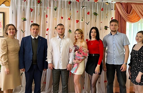 В Международный день семьи глава Малосердобинского района лично поздравил молодоженов!