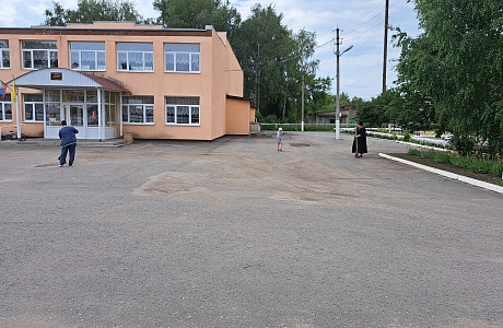 Сотрудники районного Дома культуры приняли участие в субботнике в рамках месячника по благоустройству