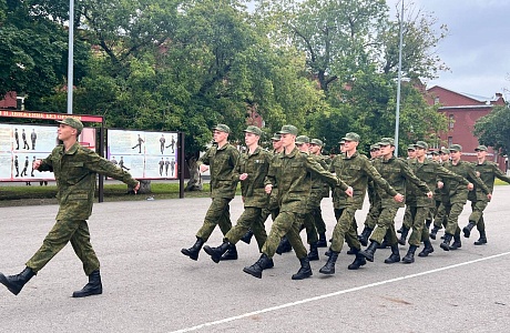  Участники сборов «Гвардеец» изучают основы военного дела 