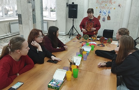 В районном Доме культуры с.Малая Сердоба в рамках реализации проекта «Пушкинская карта» прошёл мастер-класс росписи по дереву «Краски осени»