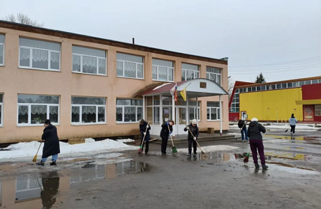 Сотрудники районного Дома культуры присоединились к субботнику в рамках месячника по благоустройству и санитарной очистке территории. Сотрудники районного Дома культуры присоединились к субботнику в рамках месячника по благоустройству и санитарной очистке территории.