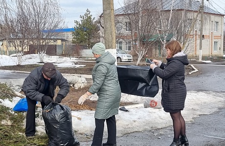 Сотрудники районного Дома культуры приняли участие в субботнике  