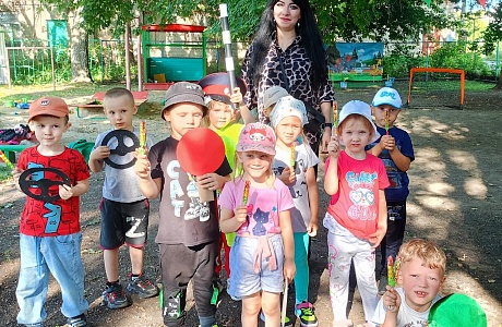 "Аркадий Паровозов спешит на помощь" 