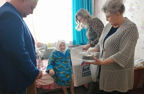 Жительницу села Ключи Раису Николаевну Максимову поздравили с 99-летием