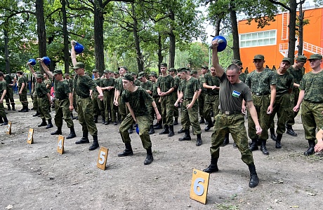 Гвардейцы попробовали свои силы в соревнованиях по гиревому спорту