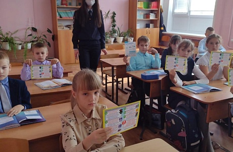 Профилактическая беседа с целью предупреждения дорожно-транспортных происшествий с участием несовершеннолетних Профилактическая беседа с целью предупреждения дорожно-транспортных происшествий с участием несовершеннолетних