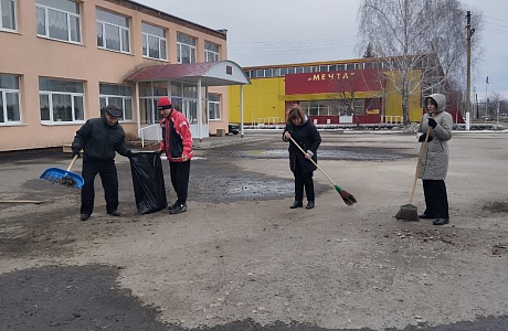 Сотрудники районного Дома культуры приняли участие в субботнике 