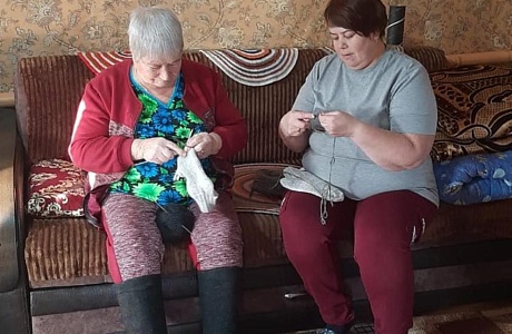 Получатели социальных услуг Комплексного центра социального обслуживания населения  Малосердобинского района вяжут носки для участников СВО