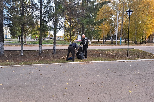 Сотрудники районного Дома культуры приняли участие в субботнике в рамках месячника по благоустройству