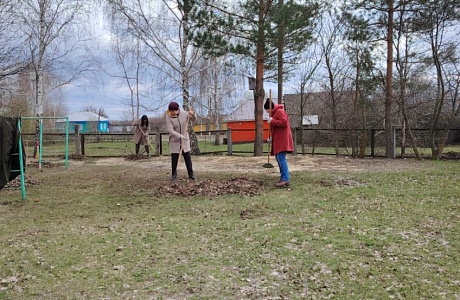 В рамках месячника по благоустройству, педагоги Дома детского творчества очистке и уборке прилегающей территории.  