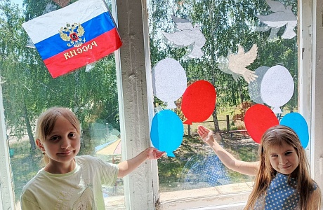 В преддверии Дня России, педагоги Дома детского творчества села Малая Сердоба, вместе с учащимися, украсили окна