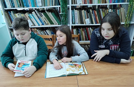 Литературно-игровой час «Новогодний переполох на книжных страницах» проведён в Топловской библиотеке Литературно-игровой час «Новогодний переполох на книжных страницах» проведён в Топловской библиотеке