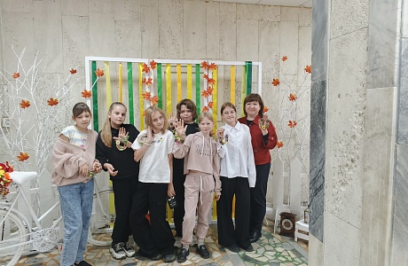 Участницы кружка декоративно-прикладного искусства "Фантазия" вместе с руководителем Марией Матвеевой смастерили подкову на счастье. Участницы кружка декоративно-прикладного искусства "Фантазия" вместе с руководителем Марией Матвеевой смастерили подкову на счастье.