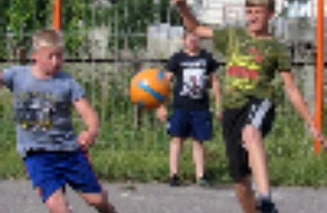 На летней площадке Дома детского творчества прошла  товарищеская  встреча по футболу «Болеем за наших!»