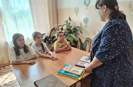 Обзор по детским книгам-юбилярам 2025 «Юбилейная мозаика» проведён в Топловской библиотеке 