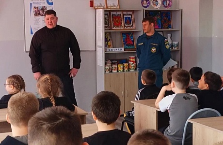Профилактическая встреча с сотрудниками МЧС в оздоровительном лагере "Муравейник". 
