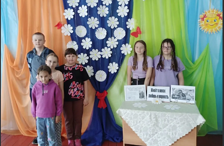 В библиотеке села Николаевка, в преддверии праздника «День семьи, любви и верности», проведён познавательный час  «Живёт в веках любовь и верность»