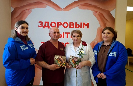 Активисты "Молодой Гвардии Единой России"  Малосердобинского района поздравили фельдшеров Малосердобинской участковой больницы ГБУЗ Колышлейская РБ  с их профессиональным праздником!
