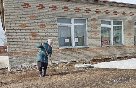 Заведующая Саполговского СДК Елена Храменкова приняла участие в субботнике