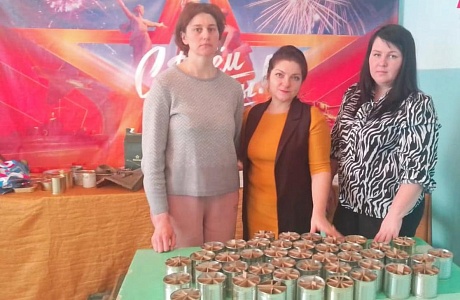Изготовление окопных свечей педагогами Дома детского творчества.