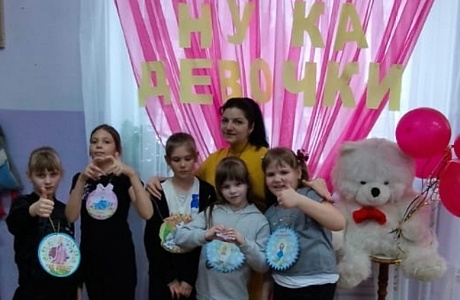 Игровая программа «А ну-ка девочки» Игровая программа «А ну-ка девочки»