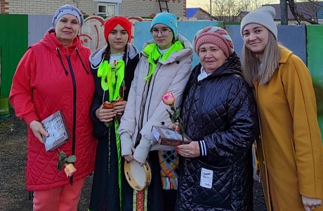 Накануне Дня культурного работника сотрудники Детской школы искусств поздравили ветеранов профессии