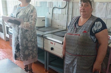С целью контроля над качеством организации горячего питания подростков проведена проверка работы летних  оздоровительных лагерей 