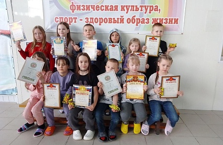 В бассейне "Волна" прошли соревнования по плаванию среди учащихся 1-3 классов